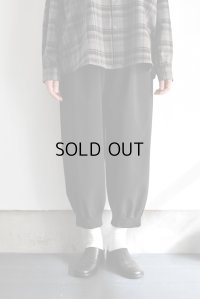 NO CONTROL AIR オクタグラムポリエステル 裾8タックパンツ